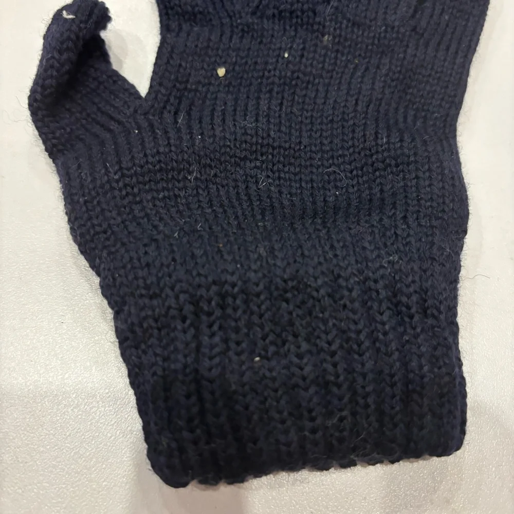 Catya Scarf and Glove Set made in 100% merino wool color navy blue